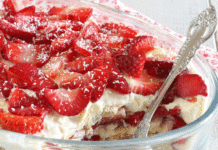tiramisu aux fraises, un savoureux tiramisu classique infusé avec la douceur délicate des fraises fraîches facile et simple à réaliser.