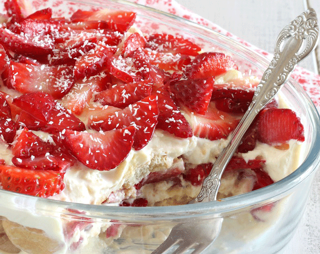tiramisu aux fraises, un savoureux tiramisu classique infusé avec la douceur délicate des fraises fraîches facile et simple à réaliser.